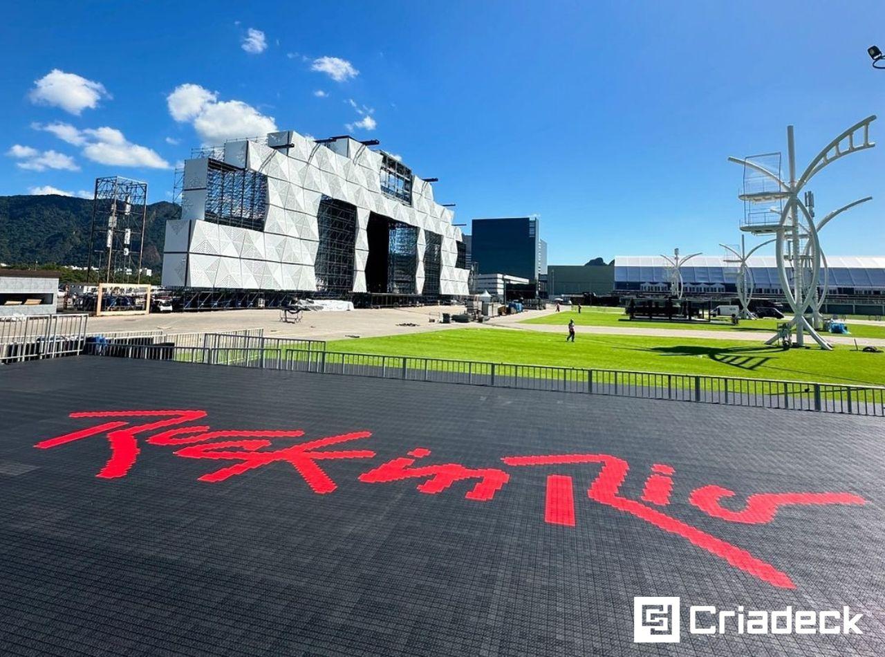 Pisos plásticos personalizados da Criadeck garantem acessibilidade no Rock in Rio 2024.